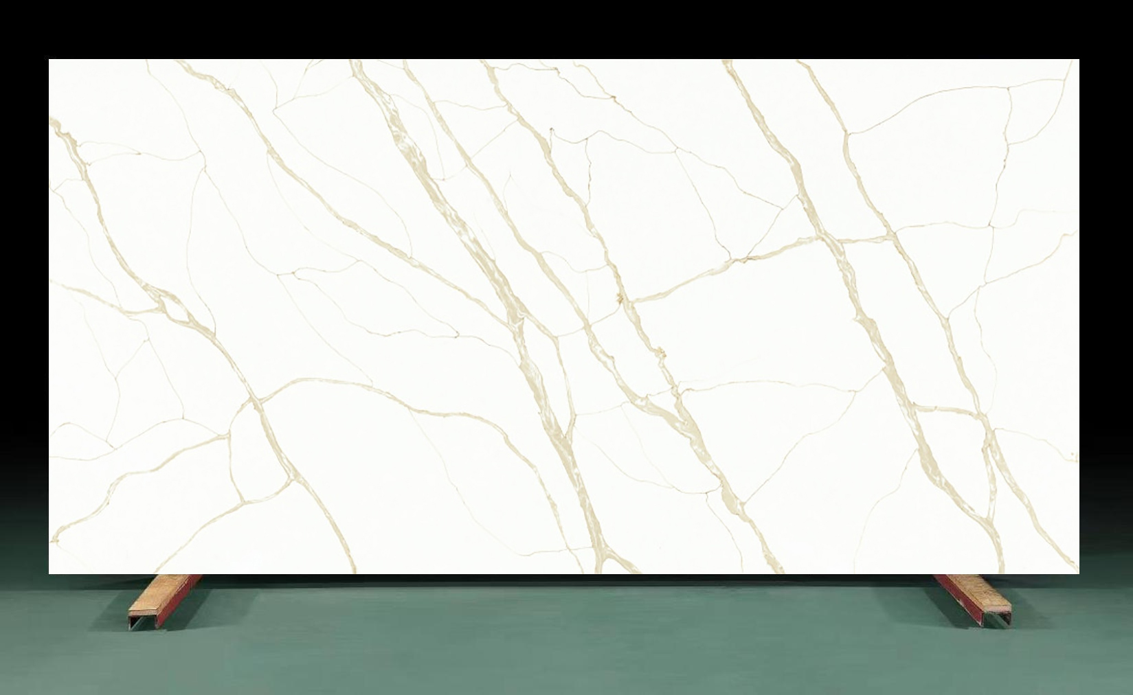 This is an actual photo of the Calacatta Gold Bold Veined Quartz at the size of 3200mm*1600mm for designer and purchasers to have a panorama view of this product